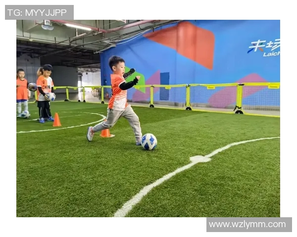 足球明星与小朋友的奇妙冒险一起踢球闯世界梦想成真